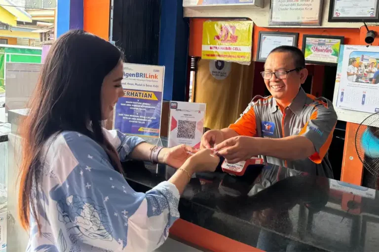 Jurus Unik AgenBRILink di Gresik Jaga Loyalitas Pelanggan, Seperti Apa? Mukhamadun, AgenBRILink Gresik, saat melayani salah satu pelanggan