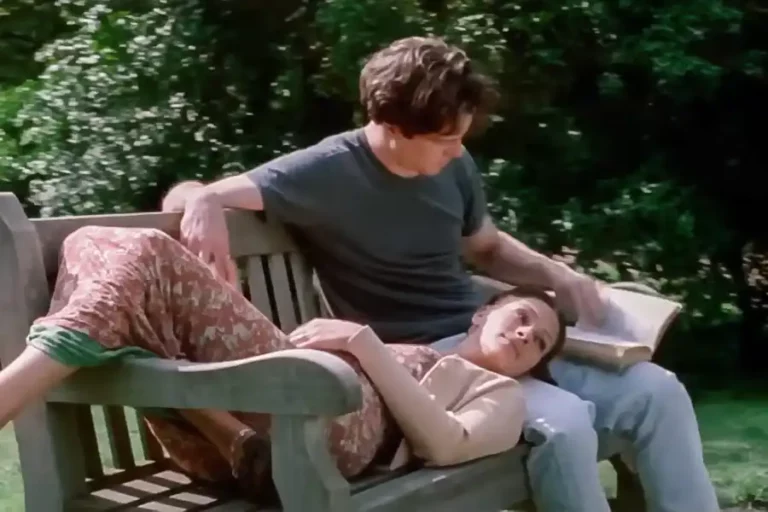 Notting Hill (1999), Film Romantis 1990-an Terlaris yang Dibintangi Julia Roberts dan Hugh Grant Julia Roberts dan Hugh Grant dalam sebuah adegan di Notting Hill (1999)
