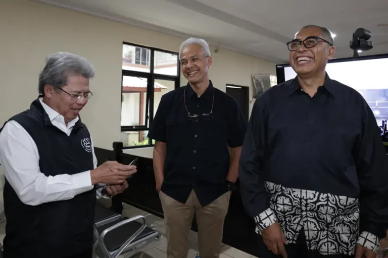 Dukungan pada Relawan, Ganjar Pranowo Hadiri Sidang Palti Hutabarat di PN Kisaran Ganjar Pranowo datang ke PN Kisaran, Kabupaten Asahan, Sumatera Utara, untuk memberikan dukungan pada relawannya, Palti Hutabarat yang tersangkut kasus UU ITE.
