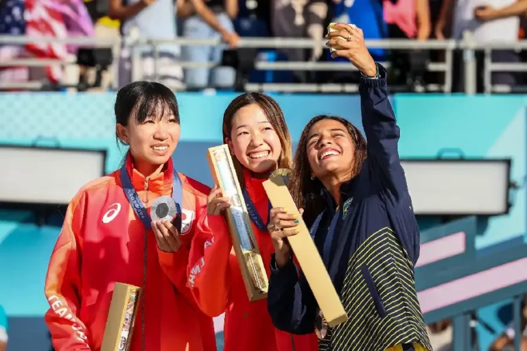 Peraih medali perak Liz Akama dari Jepang, peraih medali emas Coco Yoshizawa dari Jepang, dan peraih medali perunggu serta anggota Team Samsung Galaxy Rayssa Leal dari Brasil berpose untuk Victory Selfie setelah kompetisi (foto: Getty Images/Samsung)