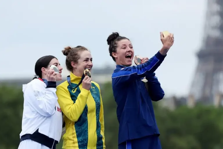 Peraih medali perak Anna Henderson dari Inggris Raya, peraih medali emas Grace Brown dari Australia, dan peraih medali perunggu Chloe Dygert dari Amerika Serikat berpose Victory Selfie setelah kompetisi balap sepeda (foto: Tim de Waele/Getty Images/dok Samsung)