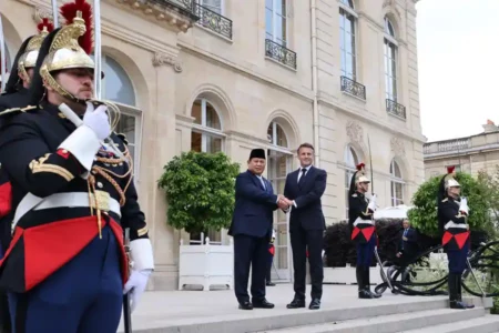 Prabowo Disambut dengan Jajar Kehormatan oleh Macron di Istana Elysee Prabowo Subianto saat bertemu Presiden Prancis Emmanuel Macron di Istana Elysee