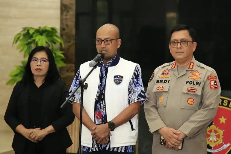Kunjungi Saudara di Dubai, Wanita Asal Sukabumi Malah Dilatih jadi Operator Scam Online Bareskrim Polri saat memaparkan dugaan penipuan scam online jaringan internasional. (foto: Dok Humas Polri)