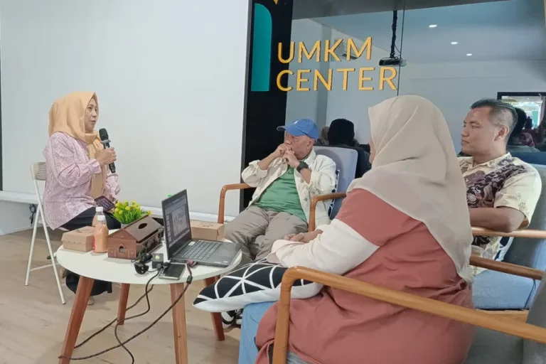 UNESA Bantu UMKM Tingkatkan Branding dengan Kecerdasan Buatan Kegiatan pengabdian masyarakat UNESA lewat Seminar AI dengan melibatkan pelaku UMKM