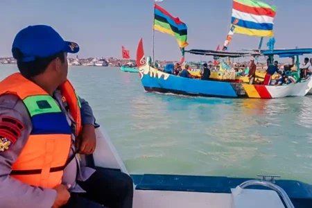 Peduli Budaya, Polres Rembang Jaga Keamanan Larung Sesaji dan Gelaran Ketoprak Rakyat Petugas Satpolairud Polres Rembang saat melaksanakan pengamanan tradisi Sedekah Laut di Desa Pacar Kecamatan Rembang, Kabupaten Rembang (foto: Dok Humas Polri)