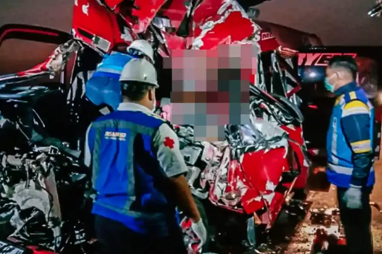 Kecelakaan Maut di Tol Solo-Ngawi, Ini Penjelasan Kapolres Boyolali Kondisi kendaraan pascakecelakaan minibus Isuzu Elf dan truk tronton di Tol Solo-Ngawi
