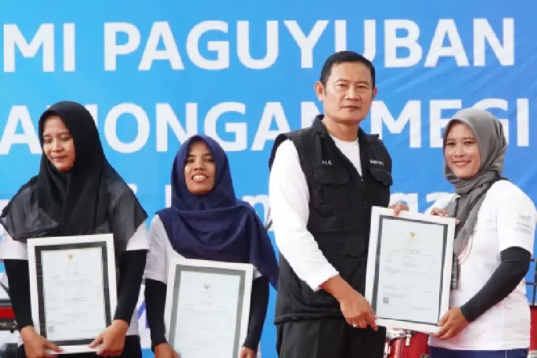 Bisnis Makin Lancar, Pelaku UMKM Terima Sertifikat Halal dari Bupati Lamongan