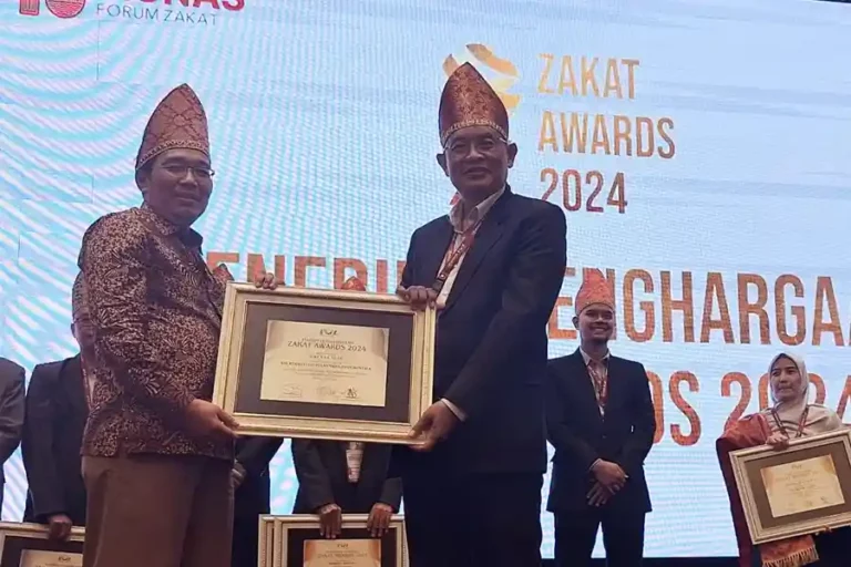 YDSF Raih Zakat Award 2024 di Munas FOZ di Padang Jauhari Sani, Direktur Utama YDSF, saat menerima penghargaan Silver di Zakat Award 2024