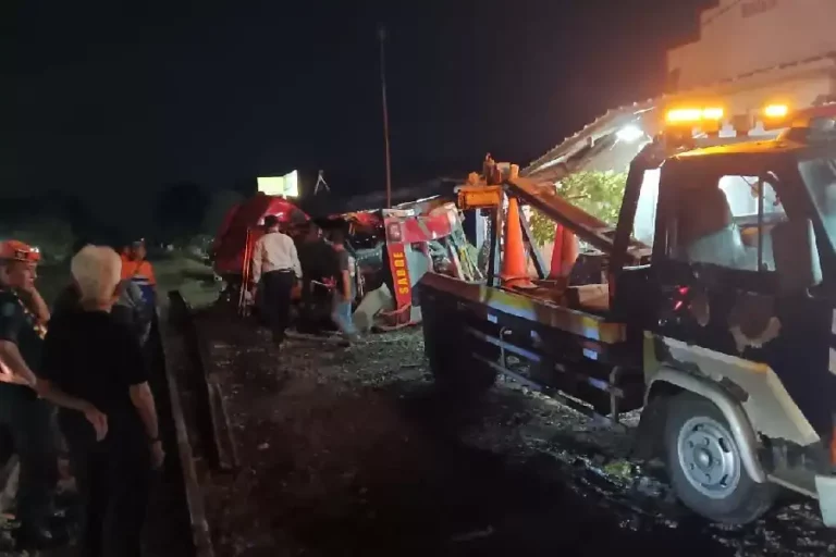 Kecelakaan Lokomotif dan Mobil Pemadam Kebakaran, KAI Ingatkan Prioritas di Perlintasan Sebidang