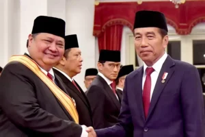 Presiden Jokowi Anugerahkan Tanda Kehormatan kepada 64 Tokoh di Istana Negara Airlangga Hartarto, Menteri Koordinator Bidang Perekonomian, salah satu penerima Tanda Kehormatan Bintang Republik Indonesia Utama (foto: facebook @jokowi)