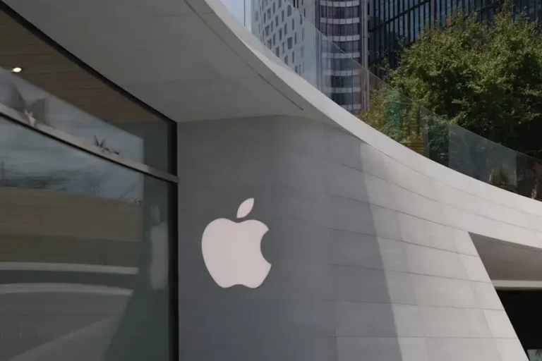 Apple Puncaki Daftar 500 Merek Global Teratas TopBrand 2024 Logo Apple di Jing'An, Shanghai, China (foto: Declan Sun, unsplash)