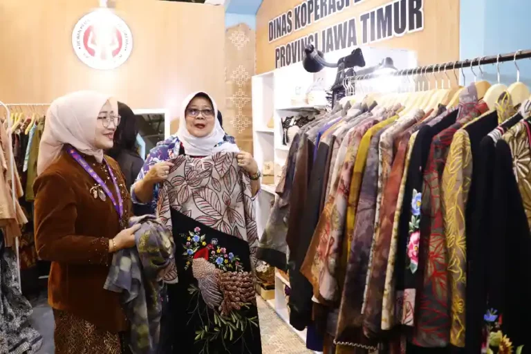 Pj. Ketua Dekranasda Jatim Luncurkan Baju Adat Pengantin Sampang di Pameran Kriyanusa