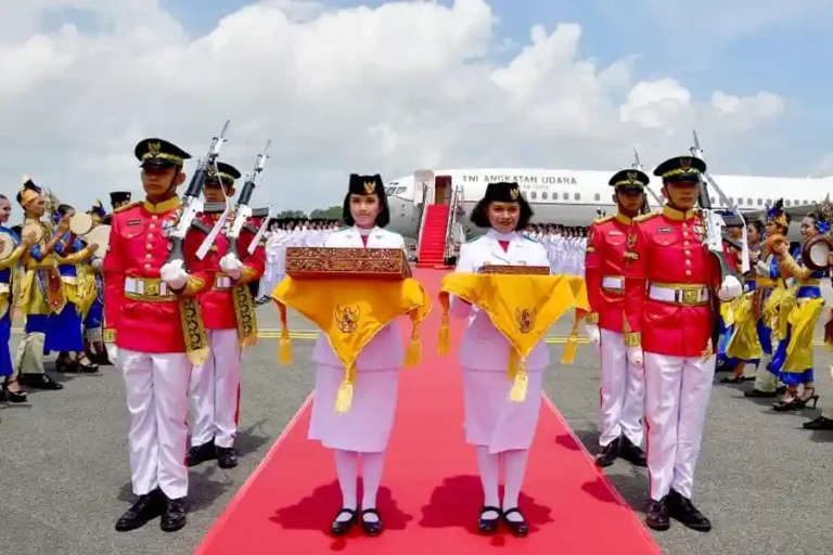 Duplikat Bendera Merah Putih dan Teks Proklamasi Tiba di Balikpapan, Kirab Lanjut ke IKN Duplikat Sang Merah Putih dan teks proklamasi tiba di Bandara Internasional Sultan Aji Muhammad Sulaiman Sepinggan, Kota Balikpapan (foto: Dok BPMI Setpres)