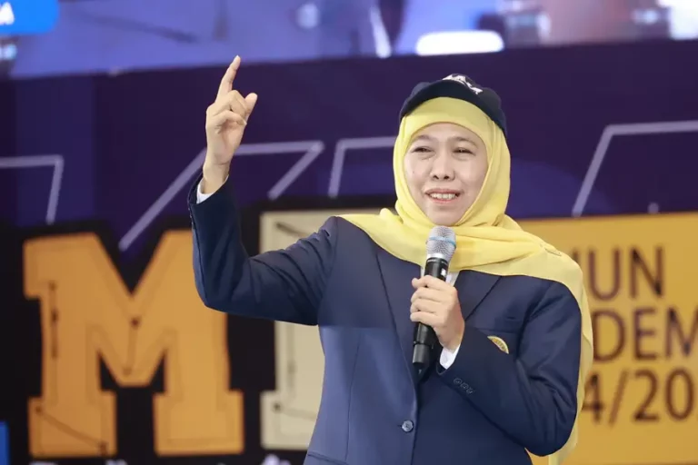 Khofifah Bagikan Motivasi pada Ribuan Mahasiswa Baru Universitas Airlangga Ketua Umum Ikatan Alumni Universitas Airlangga Khofifah Indar Parawansa