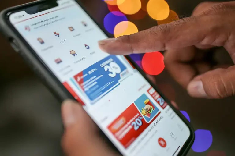 LinkAja Tingkatkan Manajemen Risiko dan Teknologi untuk Perangi Judi Online Ilustrasi pengguna layanan LinkAja