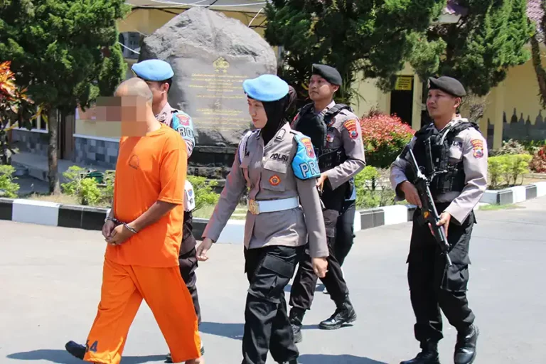 Empat Santri di Magelang Jadi Korban Kekerasan Seksual Guru di Ponpes Tersangka pencabulan anak sesama jenis di sebuah ponpes di Kabupaten Magelang (foto: Dok Humas Polri)