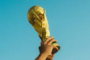 Fakta Menarik Seputar Piala Dunia 2026, Diselenggarakan di Tiga Negara Ilustrasi tropi Piala Dunia (foto: Fauzan Saari, unsplash)
