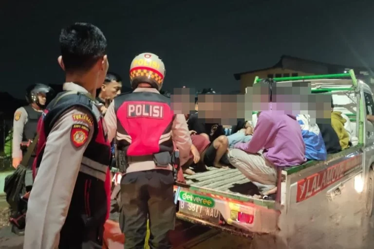 Aksi Tawuran di Jakarta Timur, Polisi Temukan Sajam dan Molotov Beberapa pelaku tawuran yang diamankan di sekitar Jl Panca Marga Jatinegara