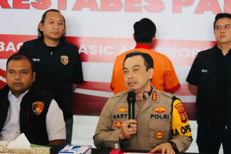 Pembunuhan Berencana di Tol Keramasan, Diduga Gara-gara Upah Tak Sesuai Kapolrestabes Palembang Kombes Pol Harryo Sugihhartono saat memberikan keterangan dalam konferensi pers di Mapolrestabes