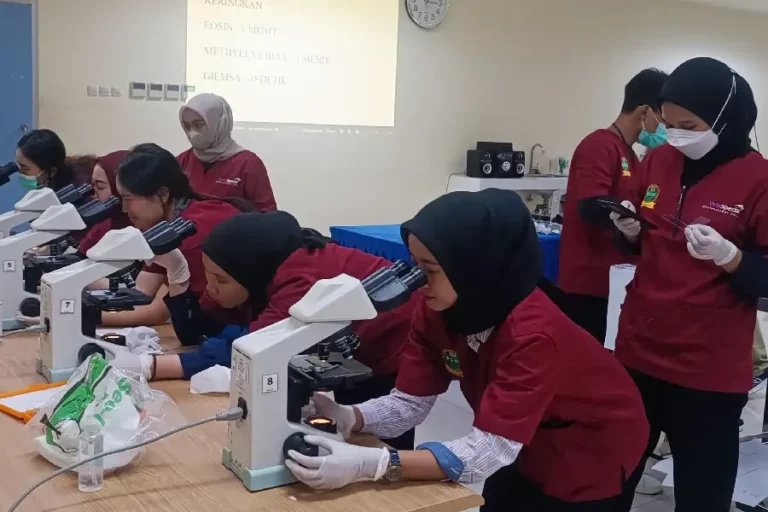 RSHP UNAIR Adakan Lokakarya Sitologi dan Histopatologi dengan Praktik Interaktif Lokakarya ini bertujuan meningkatkan pengetahuan dan keterampilan peserta dalam bidang sitologi dan histopatologi.