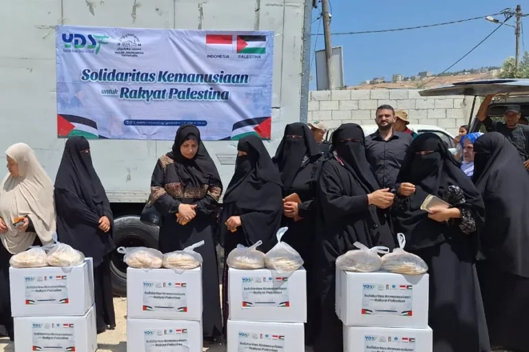 Tim Kemanusiaan YDSF Salurkan Bantuan ke Pengungsi di Perbatasan Yordania Tim kemanusiaan dari Lembaga Amil Zakat dan Wakaf Nasional YDSF di Yordania