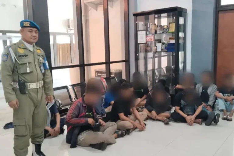 Satpol PP Surabaya Bubarkan Pesta Miras, 13 Pelaku Diberi Sanksi Sosial di Liponsos 13 orang yang diamankan petugas Satpol PP Surabaya, beberapa di antaranya masih berstatus pelajar.