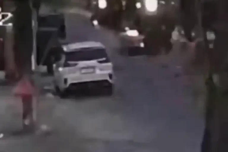 Kena Pengaruh Alkohol Saat Dugem, Mahasiswi Tabrak Wanita Hingga Tewas di Pekanbaru Tangkapan layar video cctv kecelakaan di Pekanbaru