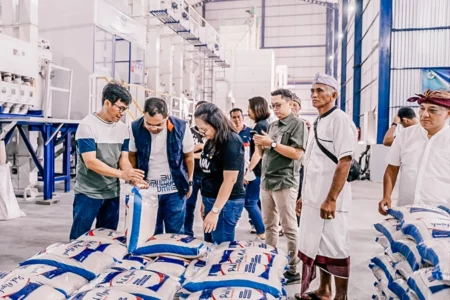 Bank Mandiri Lakukan Pemberdayaan Petani Lewat Fasilitas Pengolahan Beras di Bali Kehadiran SPBT ini mampu menggenjot produksi beras di Desa Penyaringan, sehingga meningkatkan pendapatan masyarakat setempat.