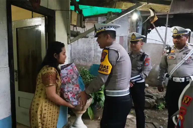 Polres Batu Salurkan Bantuan Sosial di Hari Lalu Lintas Bhayangkara ke-69