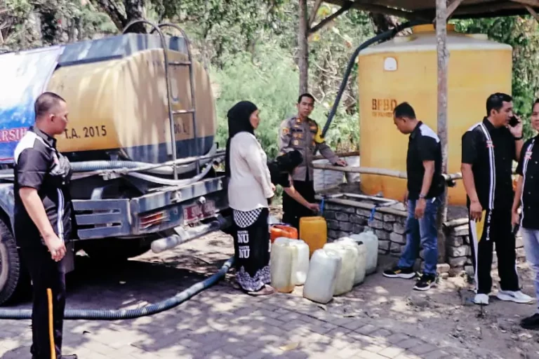 Liting Bharaduta Polres Mojokerto Salurkan Bantuan Air Bersih ke Desa Kunjorowesi Liting Bharaduta Polres Mojokerto sedang menyalurkan bantuan 1500 liter air bersih kepada warga yang membutuhkan