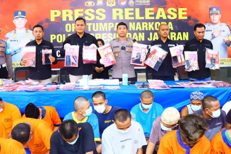 Operasi Tumpas Narkoba Semeru 2024: Polres Gresik Tangkap 39 Pengedar Sabu dan Okerbaya Wakapolres Gresik Kompol Danu Anindhito Kuncoro Putro (tengah), bersama Satresnarkoba Polres Gresik Polda Jatim, menunjukkan barang bukti yang diperoleh selama Operasi Tumpas Narkoba Semeru 2024