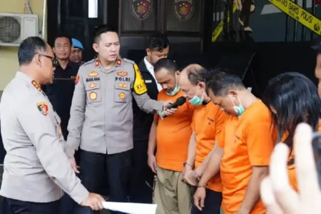 Polsek Kelapa Gading Bongkar Sindikat Hipnotis Antar Pulau, 4 Pelaku Ditangkap Kapolres Metro Jakarta Utara Kombes Pol Gidion Arif Setyawan sedang menanyai pelaku kejahatan dengan modus hipnotis (foto: Dok Humas Polri)