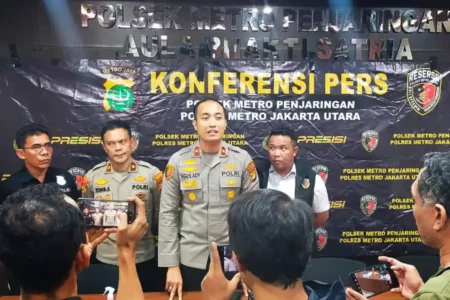 Polisi Selidiki Misteri Kematian Pria di Apartemen Mewah Greenbay Tower Kapolsek Metro Penjaringan, Kompol Agus Ady Wijaya, saat memberikan keterangan di depan awak media (foto: Dok Humas Polri)