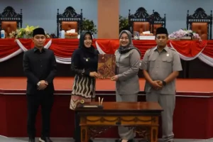 Bupati Ikfina Hadiri Rapat Paripurna Penetapan Calon Pimpinan DPRD Kabupaten Mojokerto 2024-2029