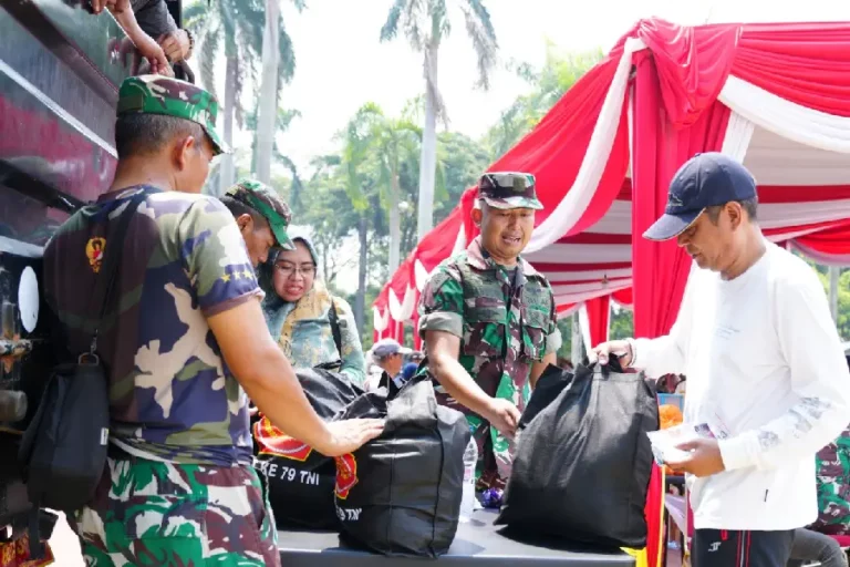 TNI Bagikan Ribuan Paket Sembako dalam Bakti Sosial HUT ke-79