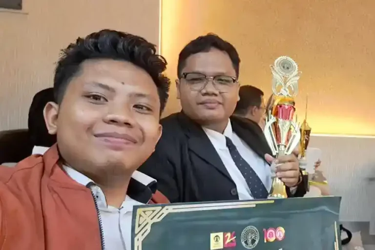 Delegasi FH UNAIR Raih Juara I Lomba Esai Hukum Bahas Pembangunan Ibu Kota Nusantara Frederick Binsar Gamaliel Manurung dan Yono Sugi Anom Darmawan