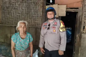 Inspirasi dari Aiptu Ahmad Abadi, Berbagi Sembako untuk Warga Kurang Mampu di Bondowoso Aiptu Ahmad Abadi, anggota Polri yang bertugas di wilayah Hukum Polres Bondowoso