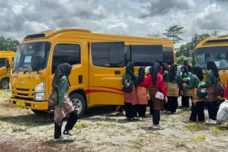 DAMRI Dukung Mobilisasi HUT Mimika ke-28 dengan 20 Unit Bus DAMRI memberikan dukungan transportasi dengan mengantarkan seluruh masyarakat Mimika menggunakan 20 unit bus.