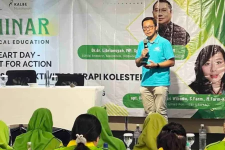Nutrive Benecol dan Apotek K24 Luncurkan Program Pencegahan Penyakit Jantung pada World Heart Day Dr. dr. Libriansyah, MM. Sp.PD, K-EMD, FINASIM dari Divisi Endokrin, Metabolik, Diabetes RSPAL dr. Ramelan Surabaya saat memberikan pemaparan penyakit jantung.