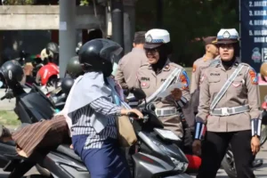 Operasi Zebra Semeru 2024, Polres Magetan Bagikan Coklat dan Bunga untuk Pengendara polwan