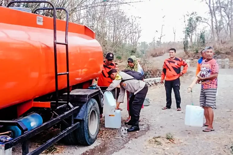 Polres Nganjuk Salurkan 5.000 Liter Air Bersih di Tengah Kemarau Panjang