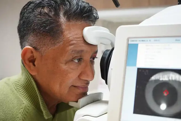 Andre Hehanussa Menjalani Operasi Katarak di KMN EyeCare, Penglihatan Kembali Jernih Andre Hehanussa saat pemeriksaan mata di KMN EyeCare
