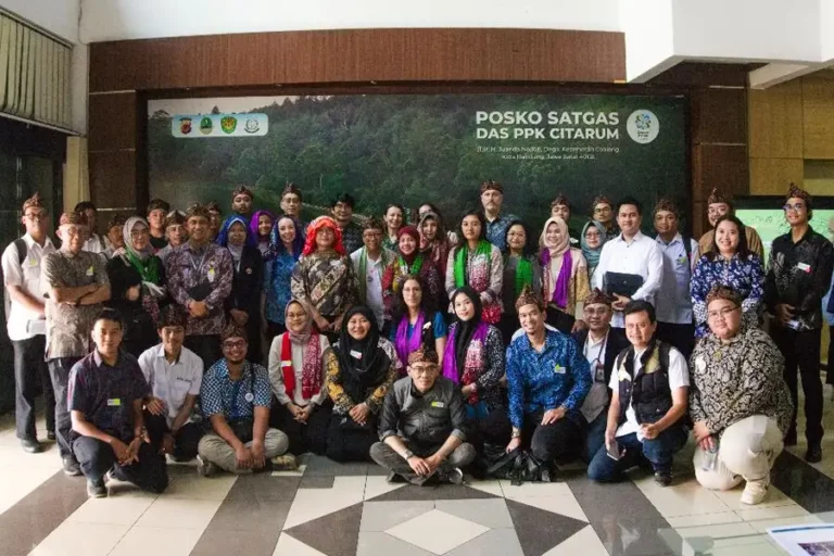 Monash University Pimpin Kolaborasi Global Bersihkan Sungai Citarum di Jawa Barat Masyarakat lokal Jawa Barat menggandeng Monash University dan mitra-mitra internasional lainnya untuk merancang dan menguji pendekatan baru dalam upaya mengurangi limbah yang mencemari Sungai Citarum.