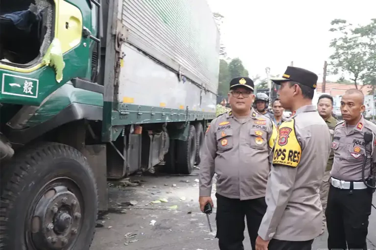 Sopir Truk Wing Box Tabrak Puluhan Kendaraan di Tangerang, Terbukti Positif Narkoba Kapolres Metro Tangerang Kota, Kombes Pol Zain Dwi Nugroho, saat melihat truk yang digunakan JFN
