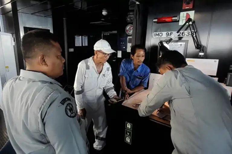 Bakamla RI melalui KN Pulau Dana-323 berhasil membantu kapal MV Lena yang mengalami kerusakan kemudi di perairan Laut Natuna Utara (foto: Humas Bakamla RI)