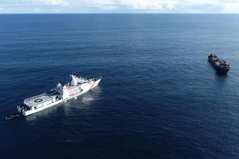Bakamla RI melalui KN Pulau Dana-323 berhasil membantu kapal MV Lena yang mengalami kerusakan kemudi di perairan Laut Natuna Utara (foto: Humas Bakamla RI)