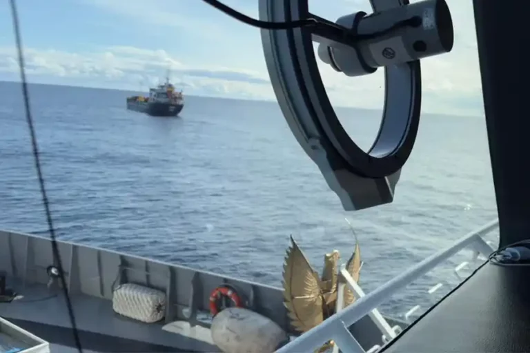 Bakamla RI melalui KN Pulau Dana-323 berhasil membantu kapal MV Lena yang mengalami kerusakan kemudi di perairan Laut Natuna Utara (foto: Humas Bakamla RI)