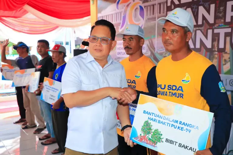 Hari Bakti PU ke-79, Pj. Gubernur Adhy Serahkan Bantuan Alat dan Bedah Rumah di Pasuruan