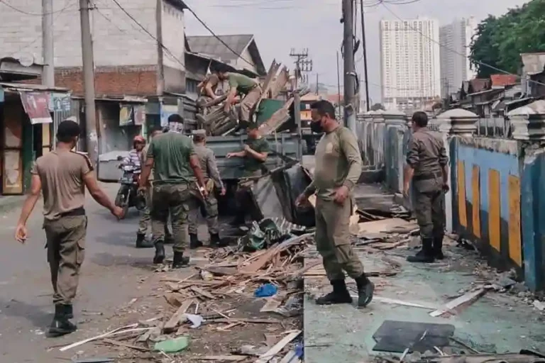 Satpol PP Surabaya Tertibkan 15 Bangunan Liar di Bawah Flyover Tambak Mayor