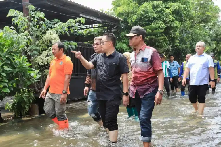 Pj Gubernur Jatim Gerak Cepat Atasi Banjir di Dua Kawasan di Sidoarjo